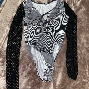 Black and white bodysuit with open sleeves